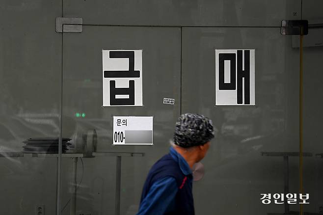 거북섬이 조명을 받기 시작한 것은 2018년 웨이브파크를 유치하면서다. 시흥시 정왕동 거북섬 상가 모습. /경인일보DB