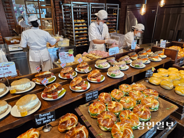 29일 스타필드 수원 내 런던베이글뮤지엄 매장에서 직원들이 베이글을 만들고 있다.2025.10.29 /김지원기자 zone@kyeongin.com