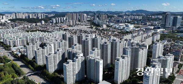 가을 이사철을 맞았지만 10·15 부동산 대책 이후 아파트 전세 매물이 줄면서 전세의 월세화 우려가 높아지고 있다. 사진은 정부의 10·15 대책이 발표된 지난 15일 수원시 일대 아파트 단지 모습. 2025.10.15 /임열수기자 pplys@kyeongin.com