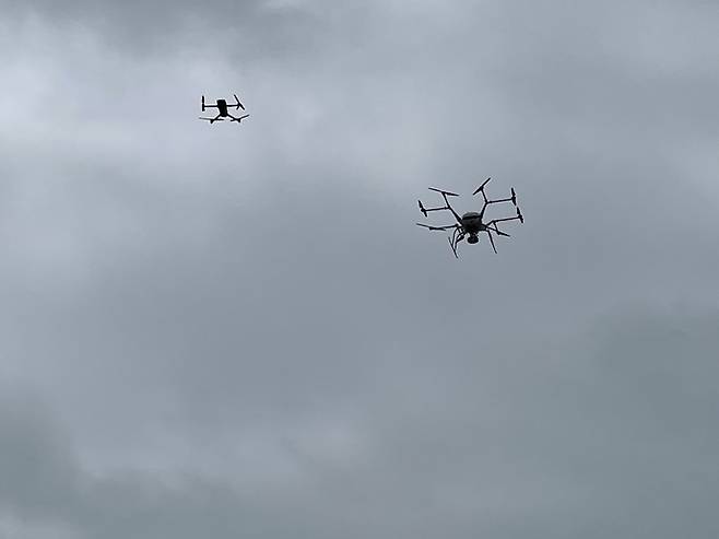 추적드론(사진 오른쪽)이 침입 드론을 쫓는 모습. 사진=한국가스공사 인천기지본부 제공