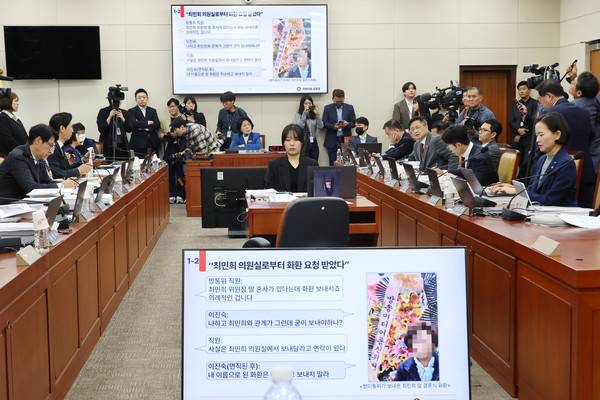 지난 23일 국회 과학기술정보방송통신위원회에서 열린 한국방송공사(KBS), 한국교육방송공사(EBS), 문화방송(MBC) 대주주 방송문화진흥회 등에 대한 국정감사에서 국민의힘 김장겸 의원이 국감 기간 중 있었던&nbsp;최민희&nbsp;위원장의 자녀 결혼식 문제와 관련해 질의하고 있다. 2025.10.23 [사진=연합뉴스]