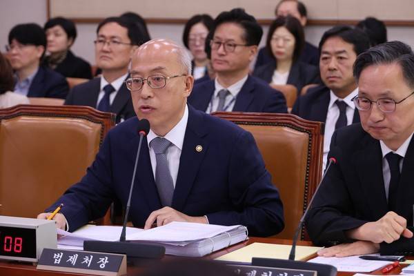 조원철&nbsp;법제처장이 지난 24일 서울 여의도 국회 법제사법위원회에서 열린 법제처에 대한 국정감사에서 위원 질의에 답하고 있다. 2025.10.24 [사진=연합뉴스]