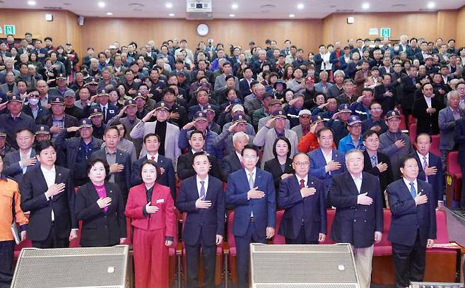 김태흠 충남지사는 29일 서산시를 방문해, 서산시민과의 대화의 시간을 갖고 지역 발전에 구상에 대한 공유의 시간을 가졌다.(사진=서산시 제공)