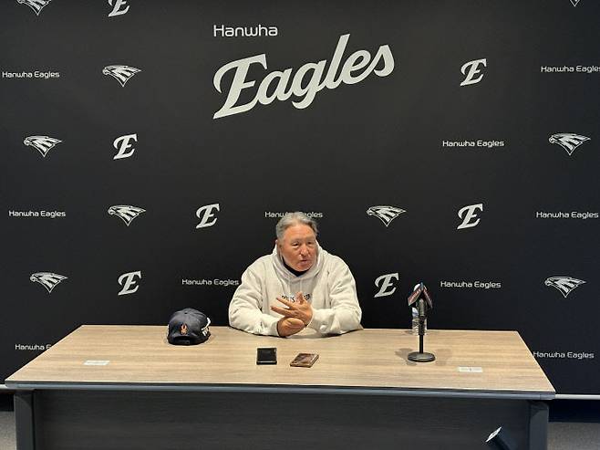 김경문 한화 이글스 감독이 30일 대전 한화생명볼파크에서 열리는 한국시리즈 4차전 경기를 앞두고 취재진과 인터뷰를 하고 있다.(사진=심효준 기자)