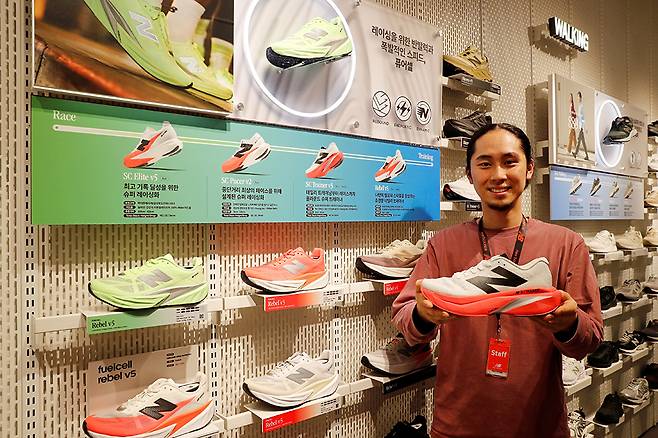 광주신세계 플레이 스팟 뉴발란스 매장에서 직원이 러닝 고객들에게 인기가 많은 SC 트레이너 모델을 선보이고 있다.