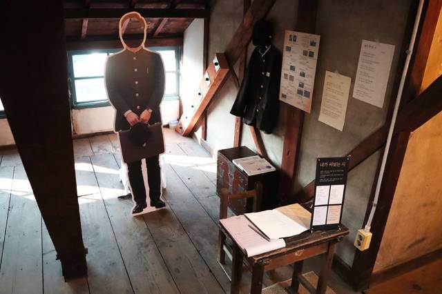 익산시민역사기록관 지붕층에 마련된 특별 전시 ‘동주의 방’/사진 제공=익산시