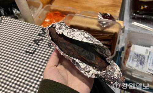 ◇난로 옆을 비켜 앉아 취재진에게 자리를 내주고, 갓 구운 고구마를 건네는 손길에서 추위도 비집지 못할 온기가 전해졌다. 사진=고은기자