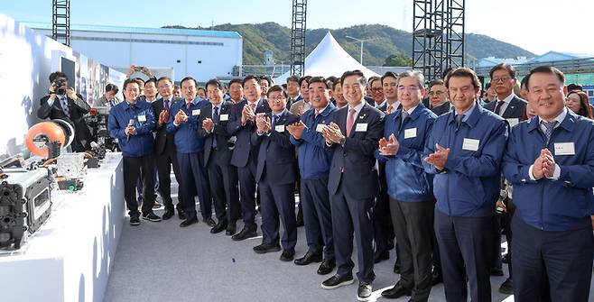 '현대자동차 수소연료전지 공장 기공식'이 30일 울산 북구 현대자동차 울산공장 내 수소연료전지 공장부지에서 열린 가운데 김성환 기후에너지환경부 장관을 비롯한 김두겸 울산시장, 김기현·박성민·윤종오 국회의원, 박천동 북구청장, 현대자동차 장재훈 부회장·호세무뇨스 사장·이동석 사장, 문용문 전국금속노조 현대자동차지부장 등이 수소연료전지 신기술 전시관을 둘러보고 있다. 이수화 기자