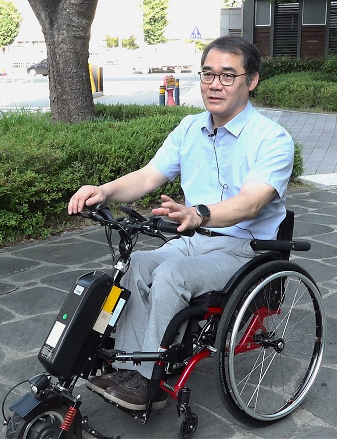 휠체어를 이용하는 송두용씨가 지난 23일 출근길에 나선 모습.  박지현기자 lozpjh@yeongnam.com