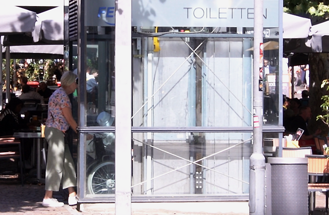 독일 프랑크푸르트 뢰머광장 인근 공중화장실로 이어지는 휠체어 장애인 전용 엘리베이터. 박지현기자 lozpjh@yeongnam.com