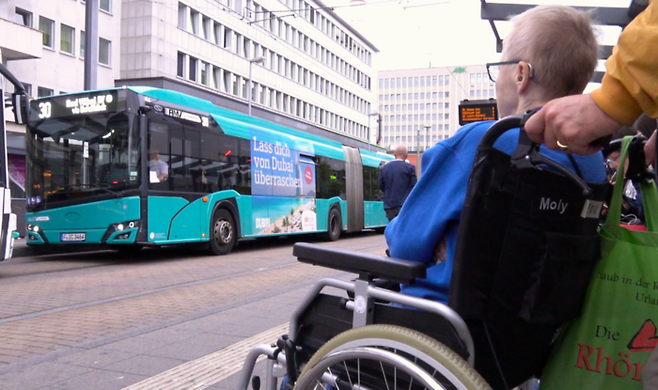 지난달 4일 독일 프랑크푸르트 콘슈타블러 바허 트램정류장에서 한 장애인이 트램을 기다리고 있다. 박지현기자 lozpjh@yeongnam.com