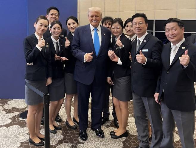 지난 29일 경북 경주시 힐튼호텔에서 '정상 특별 만찬'을 가진 도널드 트럼프 미국 대통령이 저녁 식사 자리 후 힐튼호텔 직원들과 기념 촬영을 하고 있다. 아시아태평양경제협력체(APEC) 정상회의를 계기로 방한한 트럼프 대통령은 1박 2일 일정을 소화했다. (사진=경주 힐튼호텔)
