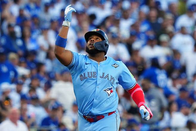 토론토 블루제이스의 블라디미르 게레로 주니어가 백투백홈런을 때린 뒤 기뻐하고 있다. 사진=AP PHOTO