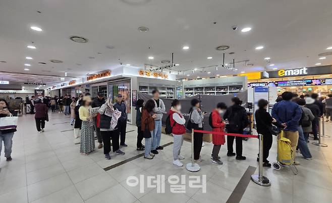 30일 오전 서울 성동구 이마트 왕십리점. 개점 전부터 고객들이 매장 입장을 기다리고 있다. (사진=한전진 기자)