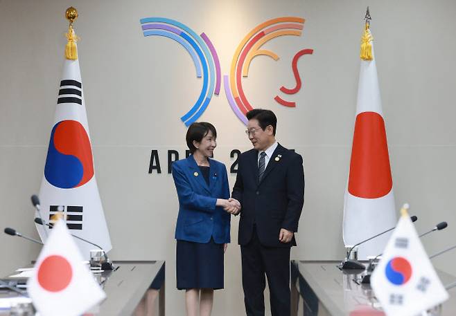 이재명 대통령과 다카이치 사나에 일본 총리가 30일 경북 경주 APEC 정상회의장에서 정상회담에 앞서 악수하고 있다.(사진=연합뉴스)