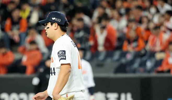 30일 대전한화생명볼파크에서 열린 2025 프로야구 KBO리그 포스트시즌 한국시리즈 4차전 LG 트윈스와 한화 이글스의 경기. 9회초 한화 김서현이 강판 당하고 있다. 사진=연합뉴스