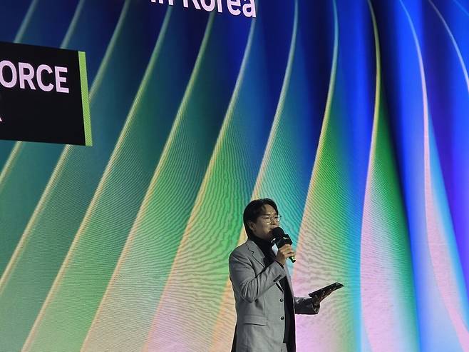 - 스테이지 무대를 진행하는 장성규 MC