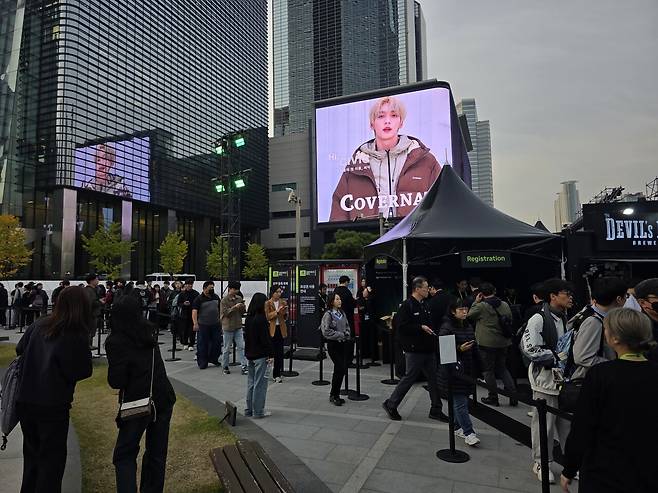 - 입장 대기줄도 한가득