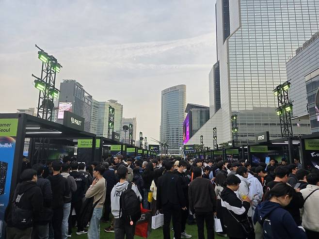 - 사람이 많아도 너무 많으니 이동이 힘들 지경이었다
