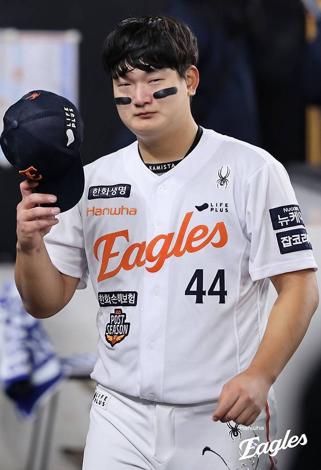 29일 대전 한화생명볼파크에서 열린 한국시리즈 3차전에서 승리를 확정한 뒤 눈물을 흘리는 한화 이글스 김서현