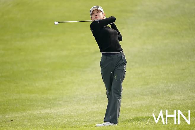 현세린이 30일 열린 S-OIL 챔피언십 1라운드에서 샷을 하고 있다.