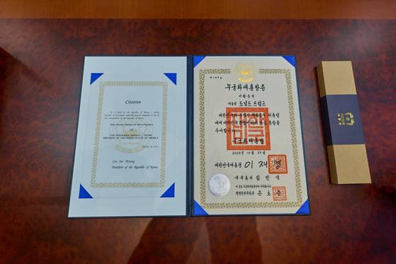 트럼프 대통령이 수훈한 무궁화 대훈장증. 〈사진=대통령실/연합뉴스〉