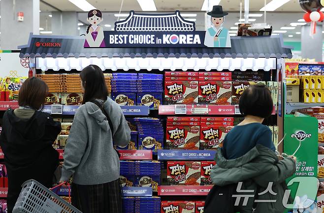 한국판 블랙프라이데이 '코리아 그랜드 페스티벌'이 막을 올린 29일 서울 중구 롯데마트 서울역점에서 외국인 관광객들이 쇼핑을 하고 있다. 2025.10.29/뉴스1 ⓒ News1 오대일 기자