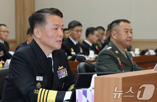 강동길 해군참모총장이 23일 충남 계룡대에서 열린 국회 국방위원회의 해군본부에 대한 국정감사에서 위원 질의에 답변하고 있다. 2025.10.23/뉴스1 ⓒ News1 김기태 기자