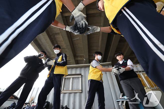 30일 경기 평택시의 한 장애인 단체에서 한광중학교 학생들이 연탄 나눔 봉사활동을 하고 있다. 한광중학교는 올해 평택시 관내 취약계층 8가구에 연탄 4000장을 기부할 예정이며 지난 2013년부터 올해까지 누적 5만 7400장의 연탄을 기부했다. 2025.10.30/뉴스1 ⓒ News1 김영운 기자