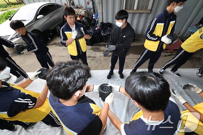 30일 경기 평택시의 한 장애인 단체에서 한광중학교 학생들이 연탄 나눔 봉사활동을 하고 있다. 한광중학교는 올해 평택시 관내 취약계층 8가구에 연탄 4000장을 기부할 예정이며 지난 2013년부터 올해까지 누적 5만 7400장의 연탄을 기부했다. 2025.10.30/뉴스1 ⓒ News1 김영운 기자