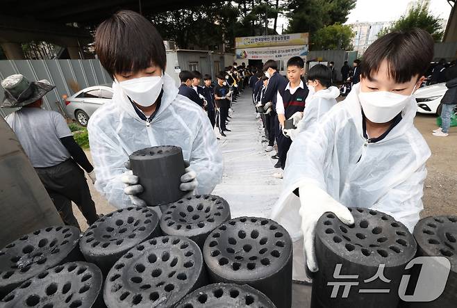 30일 경기 평택시의 한 장애인 단체에서 한광중학교 학생들이 연탄 나눔 봉사활동을 하고 있다. 한광중학교는 올해 평택시 관내 취약계층 8가구에 연탄 4000장을 기부할 예정이며 지난 2013년부터 올해까지 누적 5만 7400장의 연탄을 기부했다. 2025.10.30/뉴스1 ⓒ News1 김영운 기자