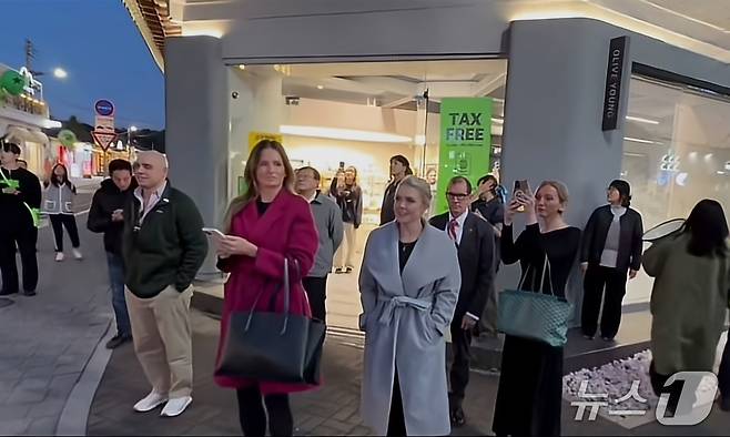 29일 경주 도심에서 열린 집회를 바라보는 캐롤라인 레빗 백악관 대변인.(유튜브 자유대학 캡처)2025.10.30/뉴스1