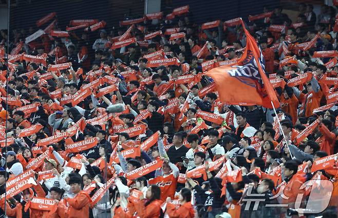 30일 대전 한화생명볼파크에서 열린 프로야구 2025 신한 SOL뱅크 KBO 포스트시즌 한국시리즈 4차전 LG 트윈스와 한화 이글스의 경기, 한화 팬들이 열띤 응원을 펼치고 있다. 2025.10.30/뉴스1 ⓒ News1 김도우 기자