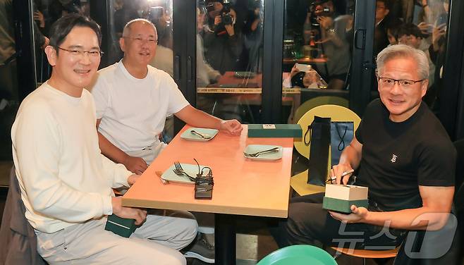 젠슨 황 엔비디아 최고경영자(CEO)가 30일 오후 서울 강남구 삼성역 인근 깐부치킨 매장에서 이재용 삼성그룹 회장, 정의선 현대차그룹 회장과 치킨 회동을 하고 있다. 2025.10.30/뉴스1 ⓒ News1 김진환 기자