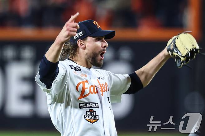 30일 대전 한화생명볼파크에서 열린 프로야구 2025 신한 SOL뱅크 KBO 포스트시즌 한국시리즈 4차전 LG 트윈스와 한화 이글스의 경기, 한화 선발투수 와이스가 7회초 1사 1,2루 상황에서 LG 문성주를 병살타 처리 후 포효하고 있다. 2025.10.30/뉴스1 ⓒ News1 김도우 기자