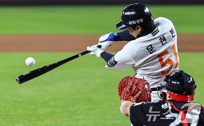 30일 대전 한화생명볼파크에서 열린 프로야구 2025 신한 SOL뱅크 KBO 포스트시즌 한국시리즈 4차전 LG 트윈스와 한화 이글스의 경기, 7회말 2사 2,3루 상황에서 한화 문현빈이 2타점 적시타를 치고 있다. 2025.10.30/뉴스1 ⓒ News1 김도우 기자