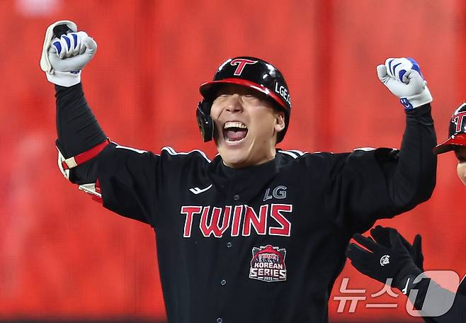30일 대전 한화생명볼파크에서 열린 프로야구 2025 신한 SOL뱅크 KBO 포스트시즌 한국시리즈 4차전 LG 트윈스와 한화 이글스의 경기, 8회초 2사 1,2루 상황에서 LG 김현수가 적시타를 치고 기뻐하고 있다. 2025.10.30/뉴스1 ⓒ News1 김도우 기자