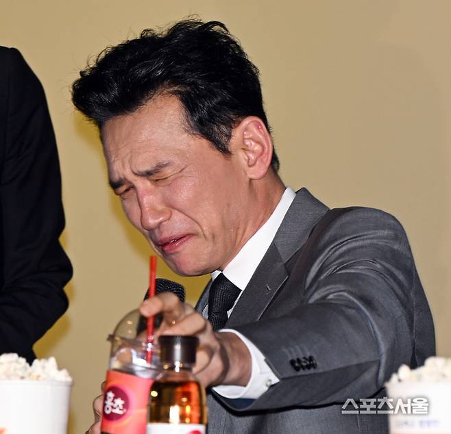 황정민이 홍초음료를 마신 후, 곤혹스런 표정을 짓고 있다. 이주상기자 rainbow@sportsseoul.com