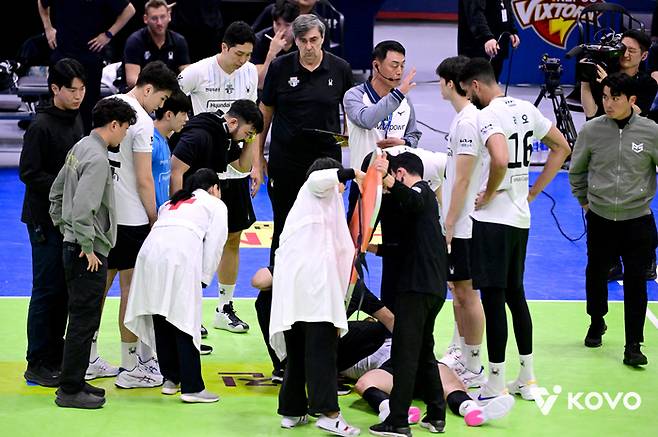 황승빈(가운데 아래)이 한국전력전에서 레오와 충돌 후 고통을 호소하고 있다. 사진 | 한국배구연맹