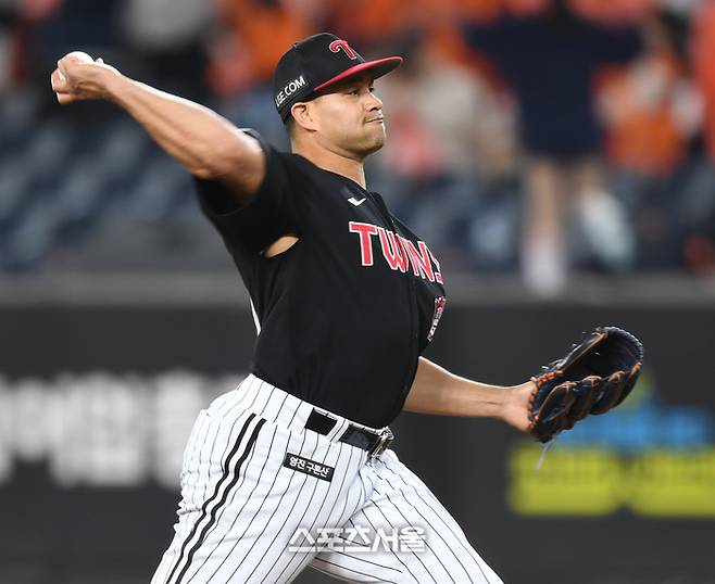 LG 선발투수 치리노스가 30일 대전 한화생명볼파크에서 열린 2025 KBO 한국시리즈 4차전 한화와 경기에서 역투하고 있다. 대전 | 최승섭기자 thunder@sportsseoul.com