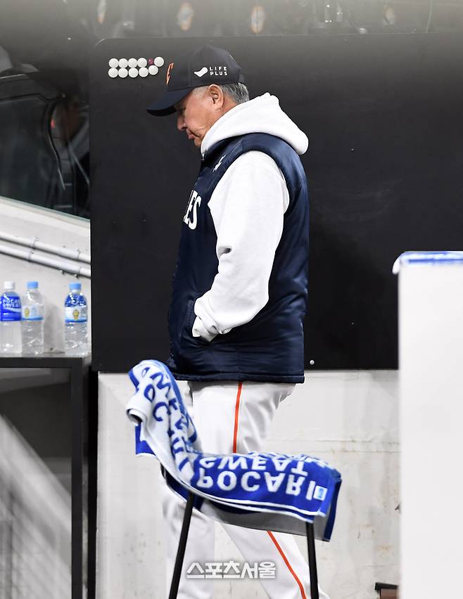 한화 김경문 감독이 30일 대전 한화생명볼파크에서 열린 2025 KBO리그 LG와 한국시리즈 4차전에서 4-7 역전패를 당한 뒤 인터뷰를 하고 더그아웃으로 들어가고 있다. 대전 | 박진업 기자 upandup@sportsseoul.com