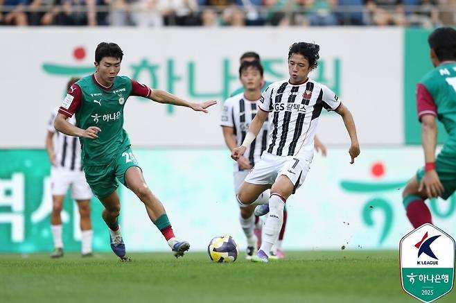 대전하나시티즌 유강현(왼쪽)과 FC서울 정승원이 지난 7월 대전월드컵경기장에서 열린 하나은행 K리그1 2025 24라운드에서 경합하고 있다. /사진=한국프로축구연맹