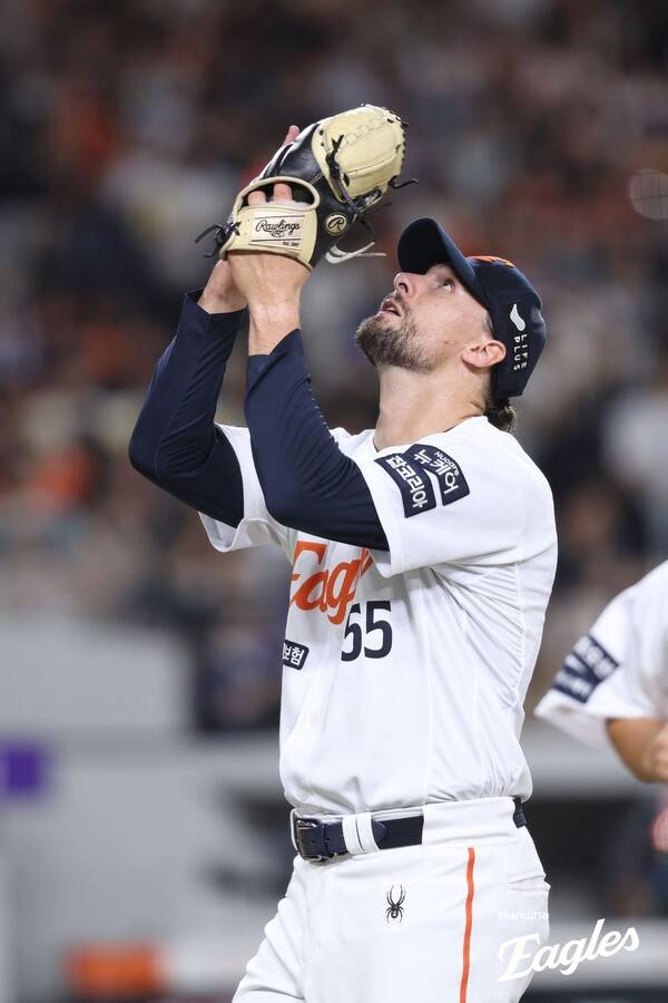 한화 이글스 라이언 와이스가 지난 8월 7일 KT 위즈 전에서 호투 후 마운드를 내려오며 세리머니를 펼치고 있다. /사진=한화 이글스