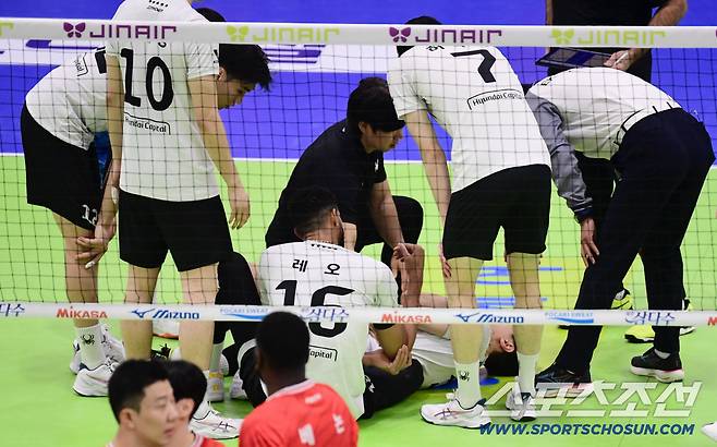 29일 수원체육관에서 열린 배구 V리그 남자부 한국전력과 현대캐피탈의 경기. 1세트 수비 도중 충돌하며 부상을 당한 현대캐피탈 레오와 황승빈. 수원=송정헌 기자songs@sportschosun.com/2025.10.29/