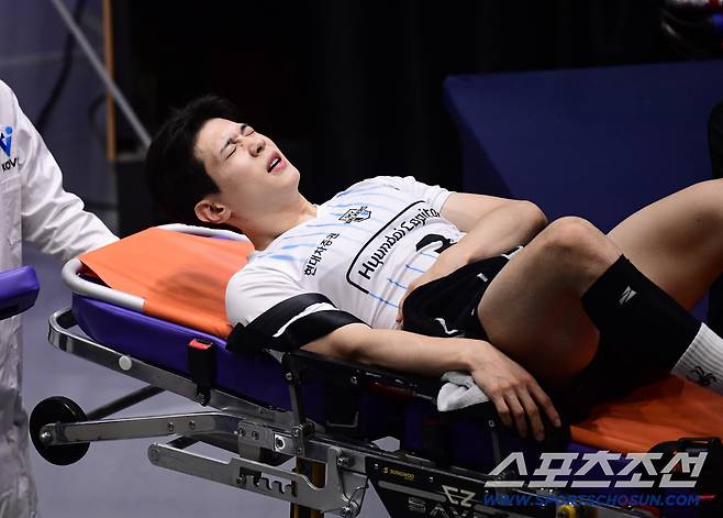 병원으로 이송되고 있는 황승빈.
