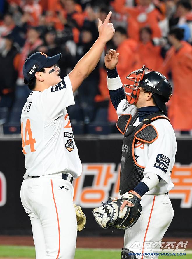 29일 대전 한화생명볼파크에서 열린 한국시리즈 3차전 한화 이글스와 LG 트윈스의 경기. 승리한 한화 마무리 김서현과 포수 최재훈이 환호하고 있다. 대전=박재만 기자 pjm@sportschosun.com/2025.10.29/