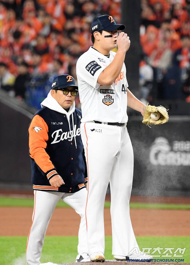 폭투 직후 멘털 다시 잡고 이닝을 마친 김서현.
