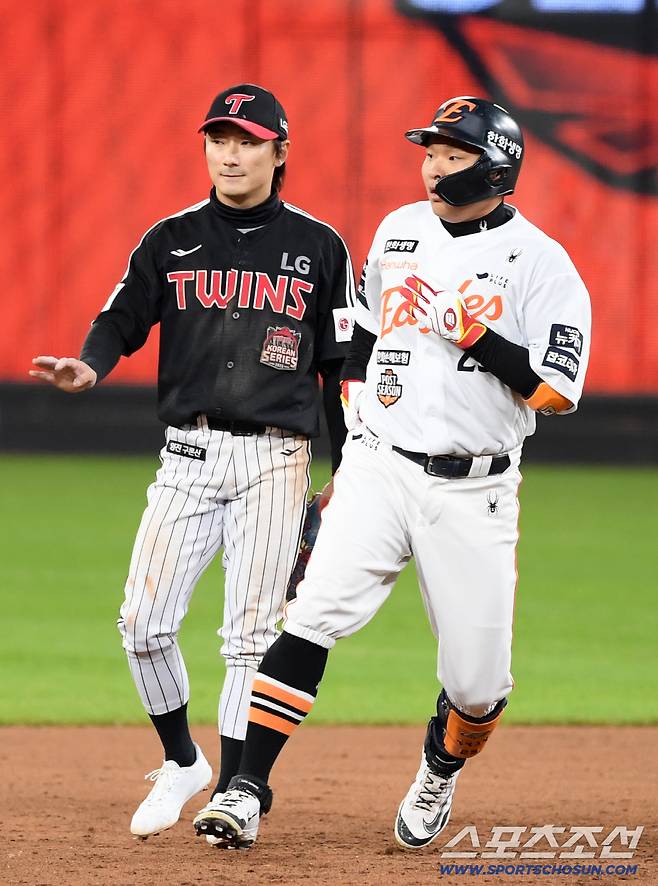 29일 대전 한화생명볼파크에서 열린 한국시리즈 3차전 한화 이글스와 LG 트윈스의 경기. 한화 김태연이 안타를 날린 뒤 환호하고 있다. 대전=박재만 기자 pjm@sportschosun.com/2025.10.29/