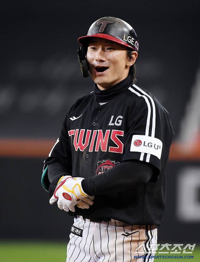 29일 대전 한화생명볼파크에서 열린 LG와 한화의 한국시리즈 3차전. 8회초 1사 2루 신민재가 내야안타를 친 후 기뻐하고 있다. 대전=정재근 기자 cjg@sportschosun.com/2025.10.29/