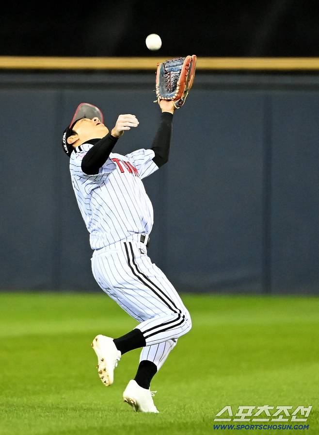 27일 서울 잠실구장에서 열린 한화와 LG의 한국시리즈 2차전. 4회초 1사 만루 신민재가 리베라토의 짧은 안타성 타구를 잡아내고 있다. 잠실=허상욱 기자wook@sportschosun.com/2025.10.27/